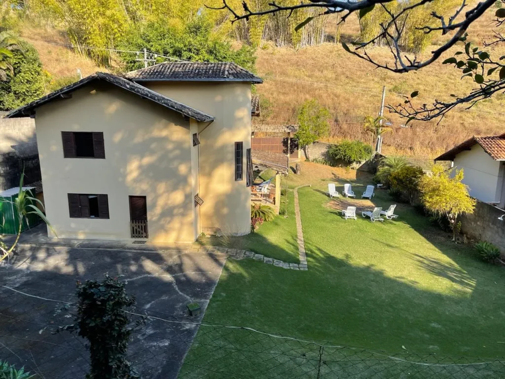 Casa com 3 suítes e terreno de 1.441 m² no Centro