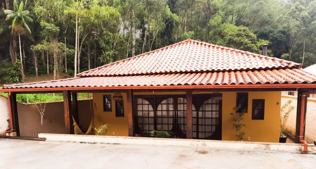 Casa com lareira, energia solar e nascente