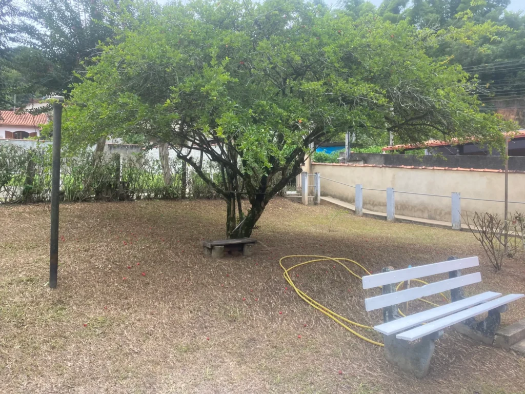 Casa de 2 quartos com quintal ajardinado e fruteiras