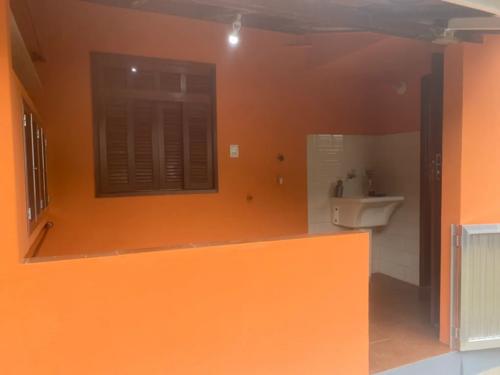 Casa de 2 quartos com quintal ajardinado e fruteiras, foto 3