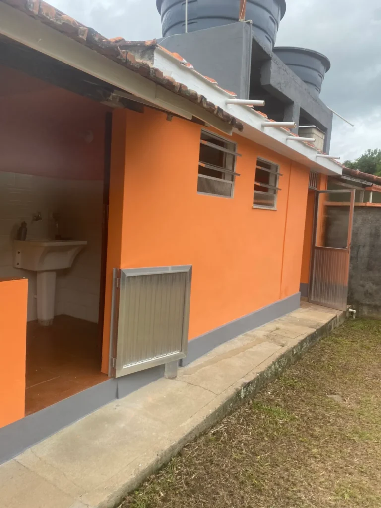 Casa de 2 quartos com quintal ajardinado e fruteiras, foto 4