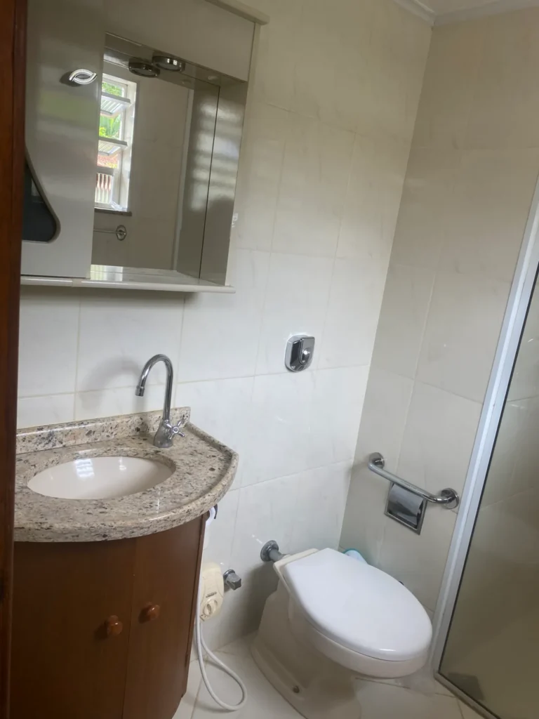 Casa de 2 quartos com quintal ajardinado e fruteiras, foto 8