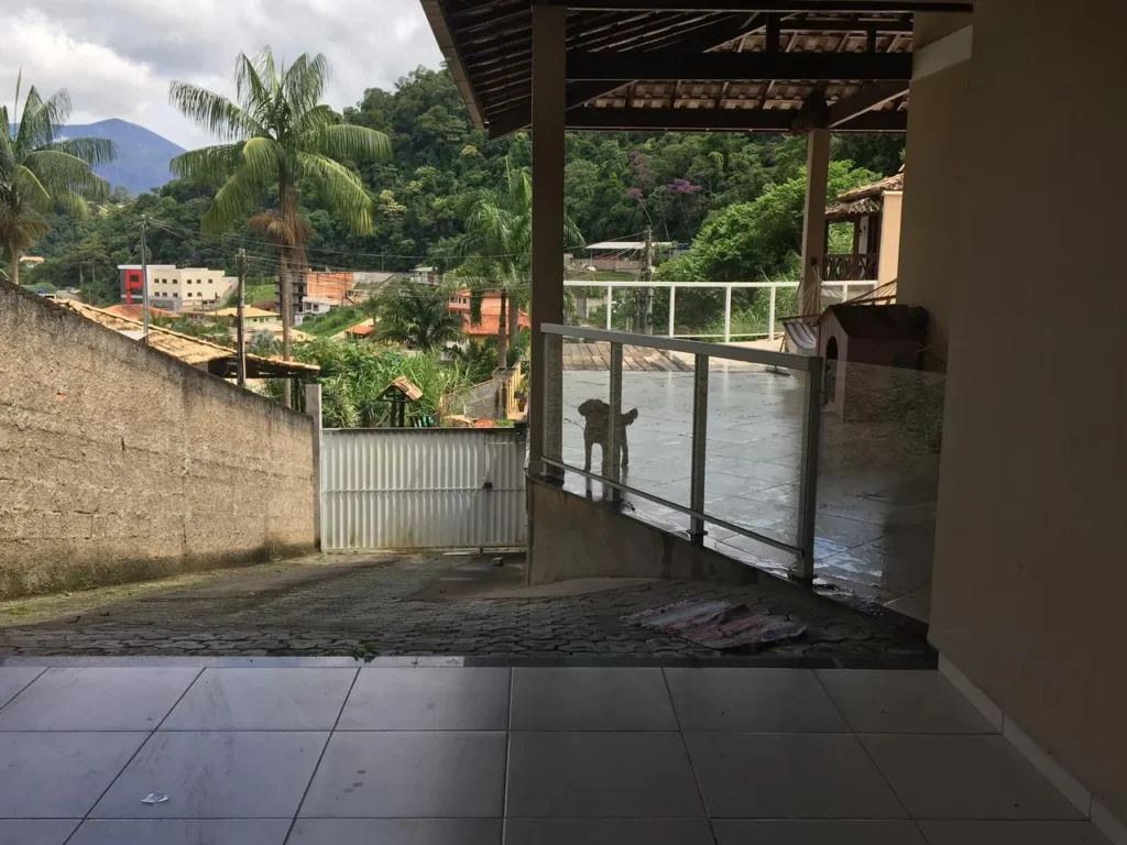 Casa de 3 quartos com área gourmet em área residencial