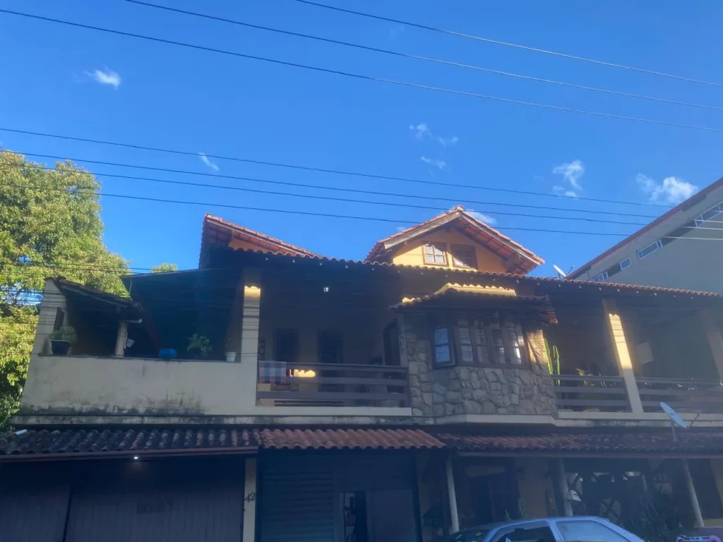 Casa de 3 quartos com terraço coberto e dois pavimentos
