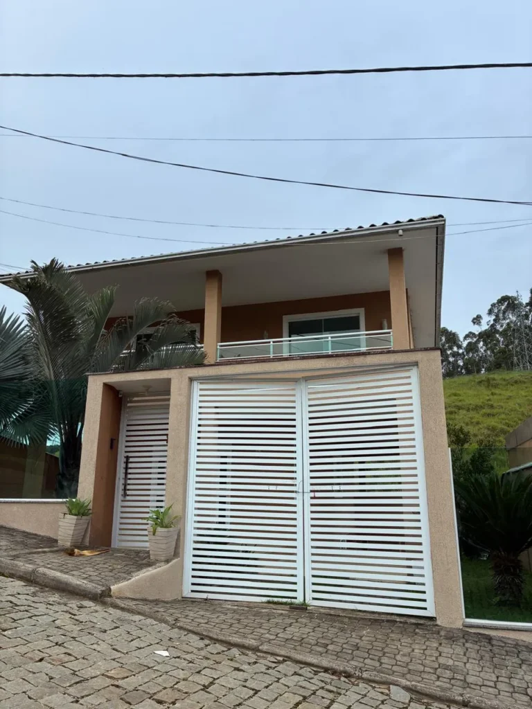 Casa de 306 m² com piscina, sauna e área gourmet