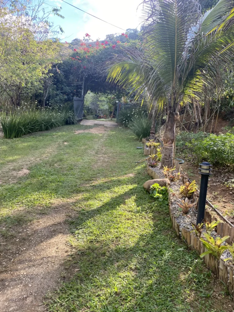 Chácara com casa sede de 400 m², açude e pomar