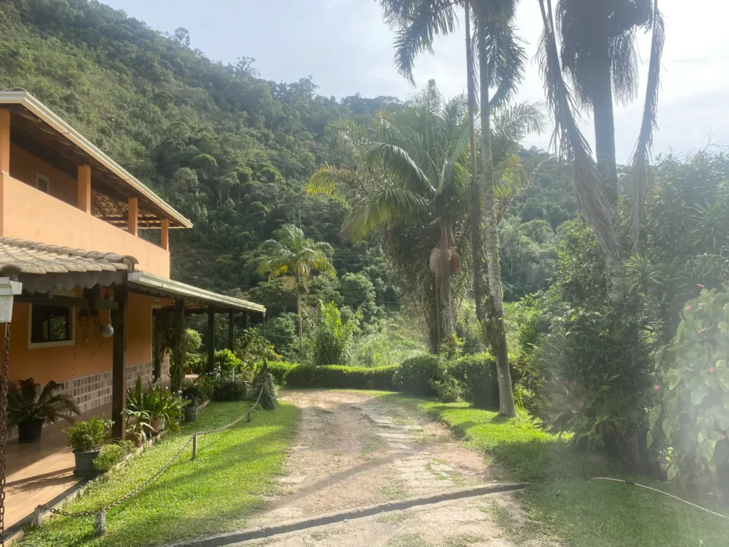 Sítio de 136.000 m² com casa sede nova, estufas e nascentes