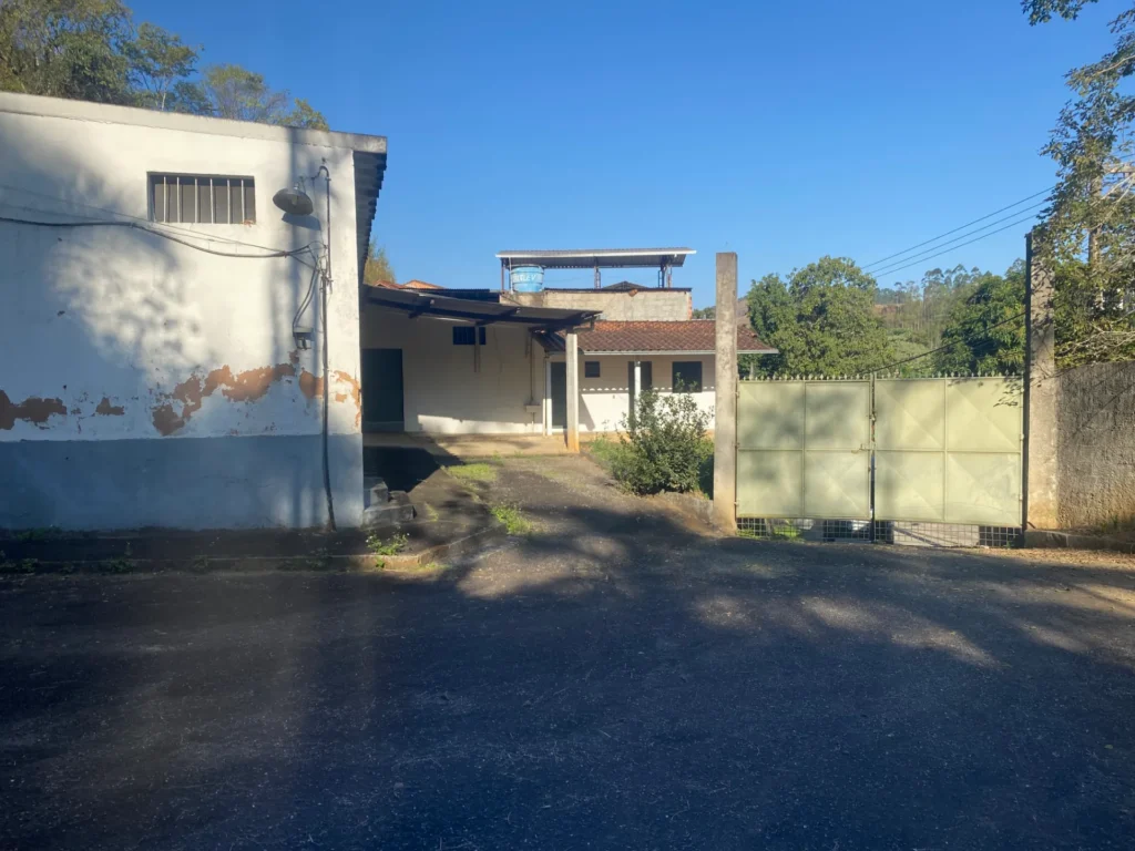Sítio de 90.000 m² com galpão industrial e acesso asfaltado, foto 2