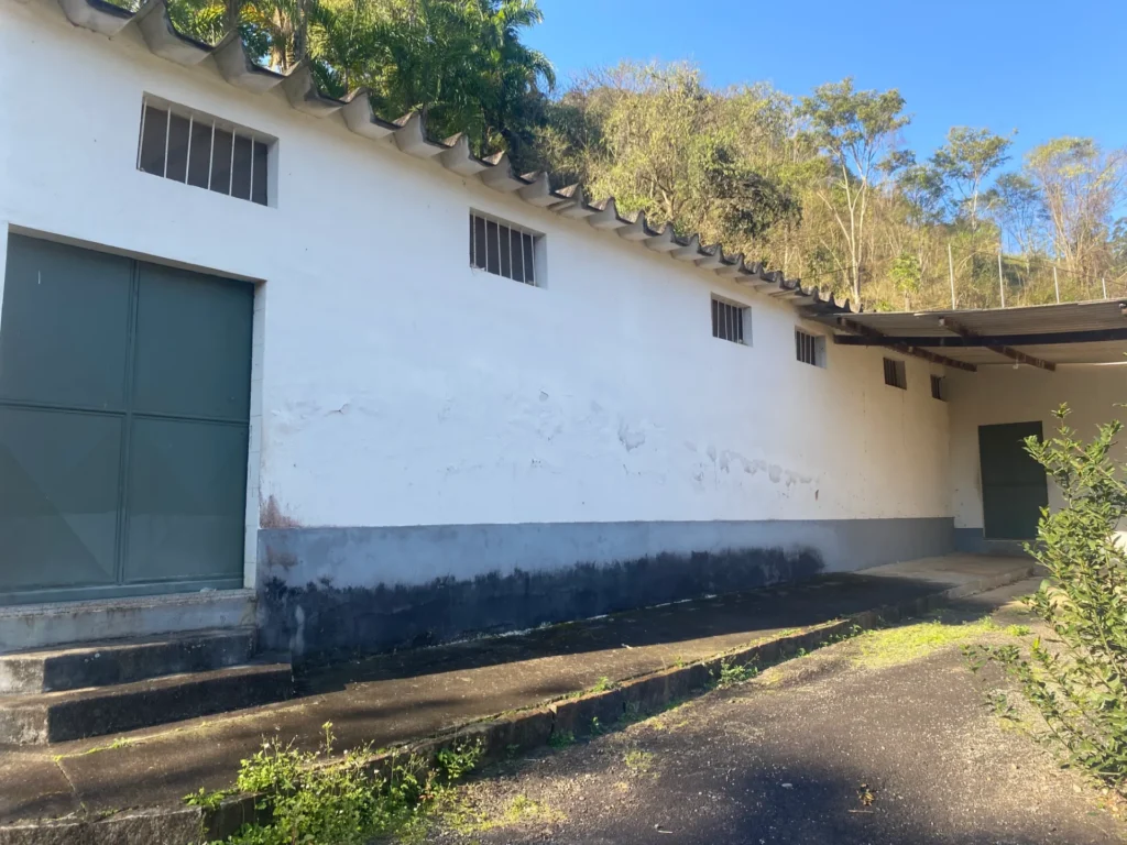 Sítio de 90.000 m² com galpão industrial e acesso asfaltado, foto 4